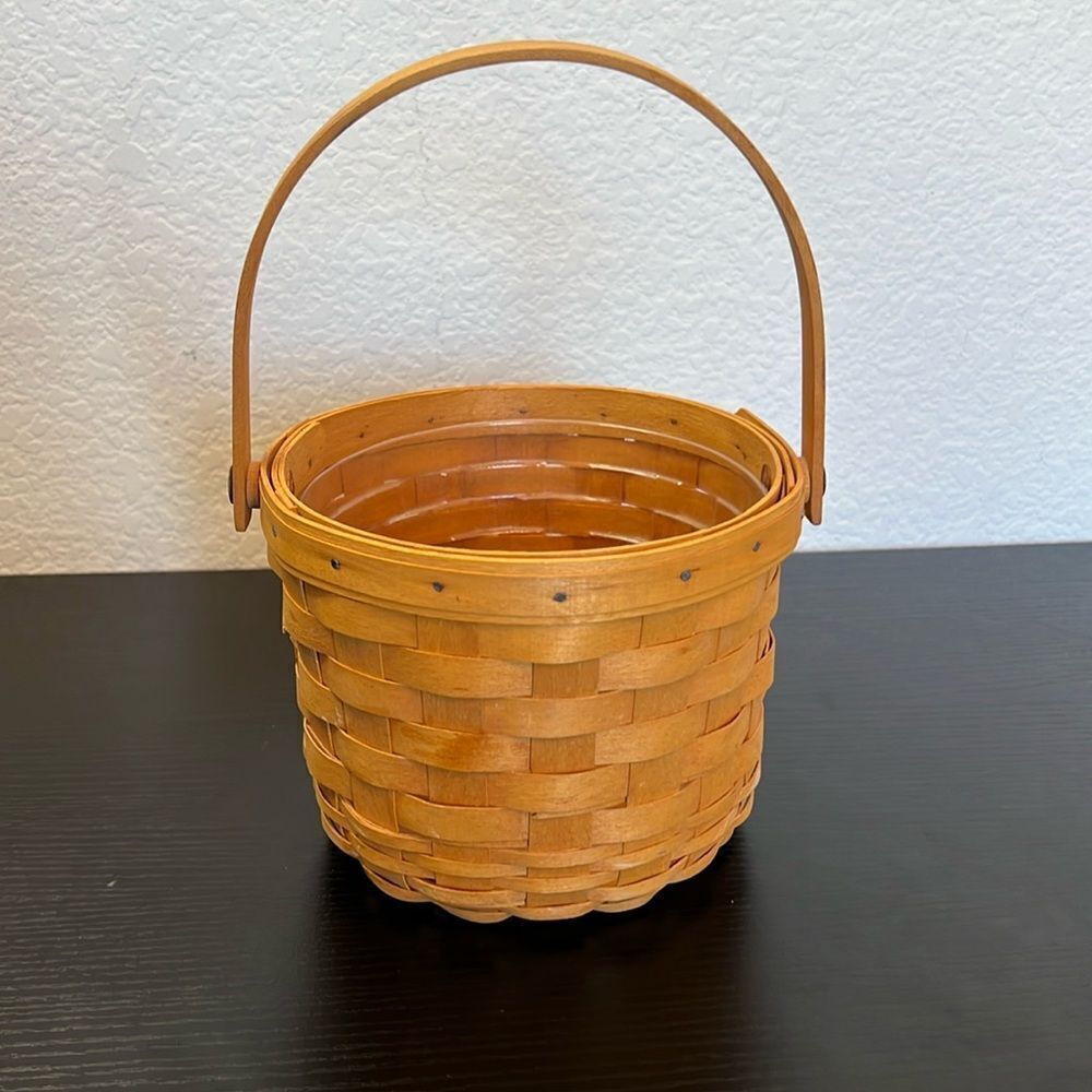 Cute LONGABERGER Baskett Handwoven in Dresden Ohio USA Signed SWZ 2000